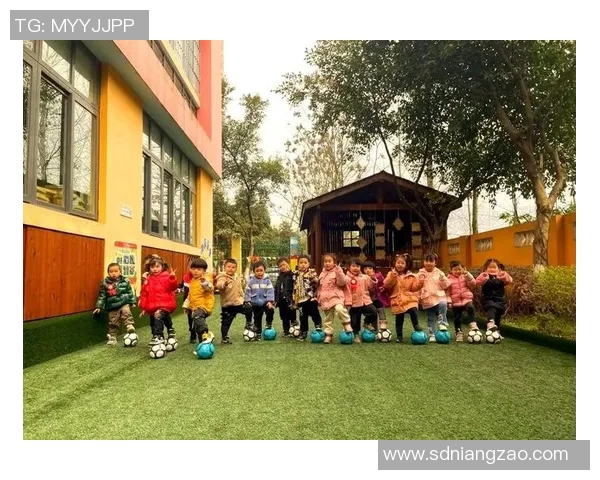 足球明星与孩子们的快乐时光互动视频展现温馨与梦想的完美结合